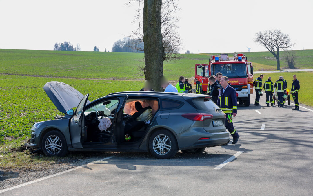 Schwerer Alleinunfall auf der L3314 – Frau (43) mit Rettungshubschrauber ins Krankenhaus geflogen