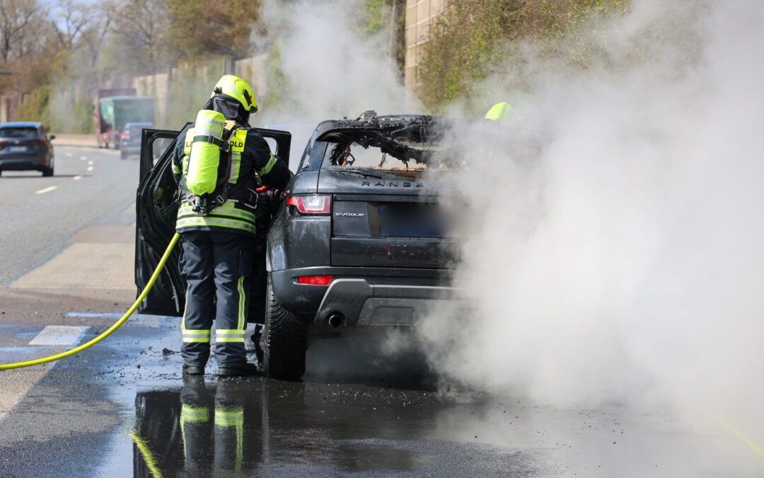(Langenselbold) Range Rover brennt auf A66