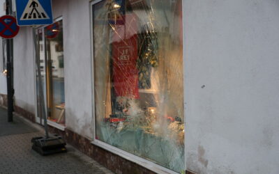 Betrunkener Fahrer fährt mit Piaggio in das Schaufenster eines Optikergeschäfts