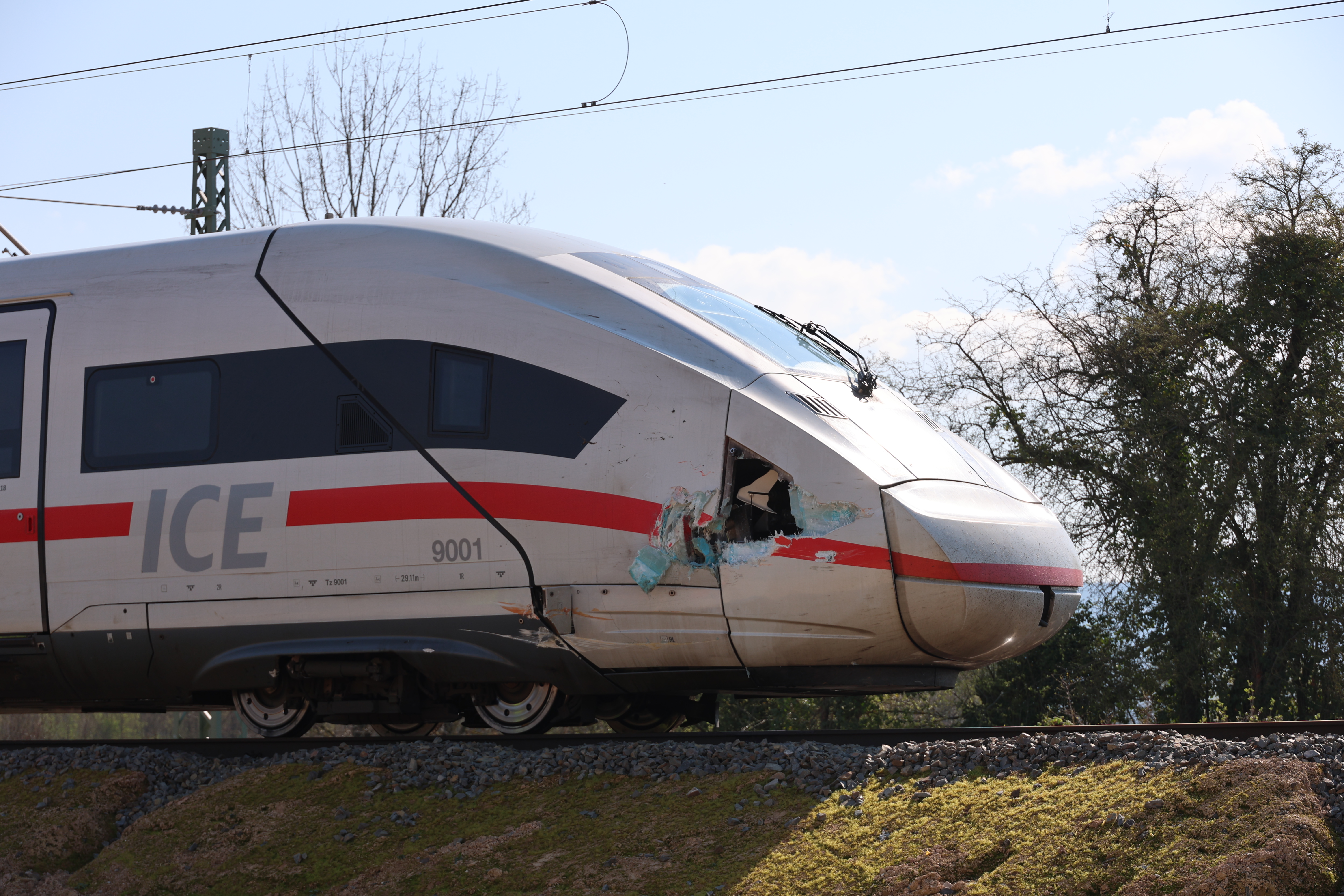 Kollision eines ICE mit einem Baggerarm