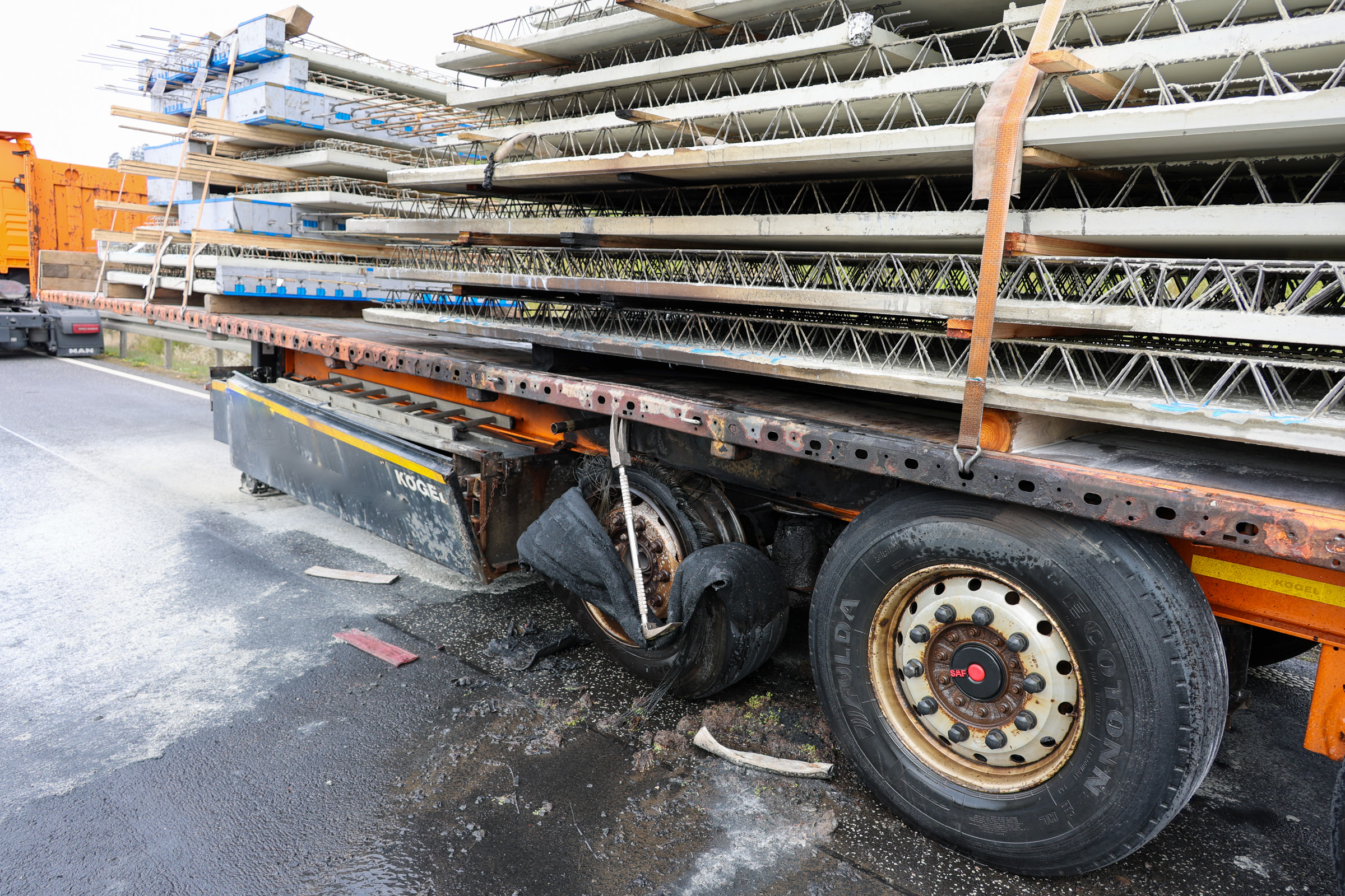 (Steinau) A66 Lkw-Reifen fängt Feuer
